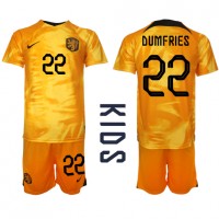 Nederländerna Denzel Dumfries #22 Replika babykläder Hemmaställ Barn VM 2022 Kortärmad (+ korta byxor)
